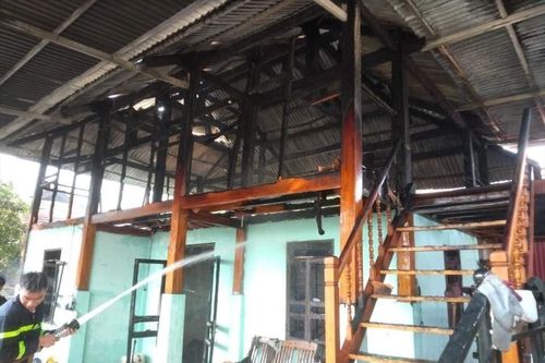 Sơn La: Nhà sàn bốc cháy dữ dội, cụ bà 90 tuổi tử vong