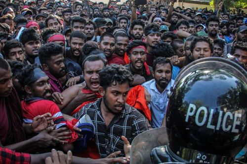 Sri Lanka: Hàng nghìn sinh viên kéo đến trước tư dinh của Thủ tướng, chuyện gì đang diễn ra?