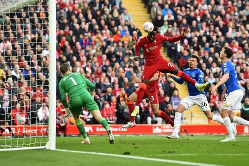 Thắng tranh cãi Everton, HLV Liverpool thừa nhận sắp mất 'Gà son'
