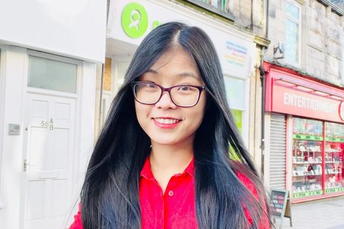 Giành học bổng thạc sĩ, tiến sĩ tại Anh