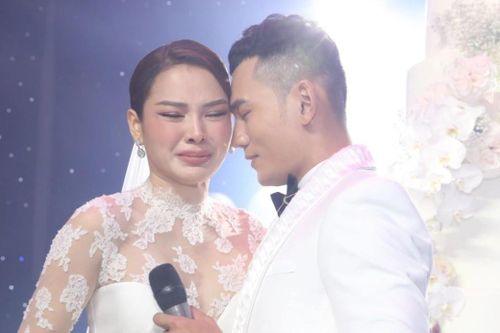 Phương Trinh Jolie nhiều lần khóc trong lễ cưới