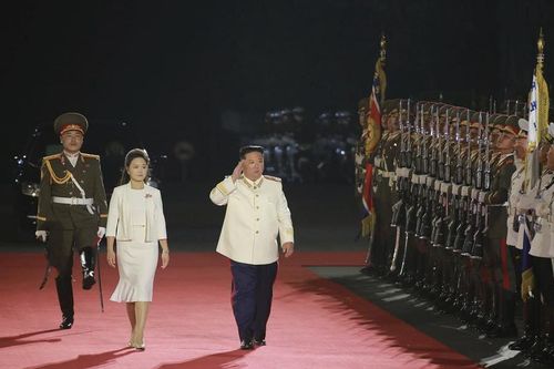 Ông Kim Jong Un xuất hiện với hình ảnh khác lạ trong lễ diễu binh