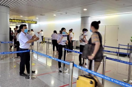 Cải tiến quy trình kiểm tra y tế giảm ùn tắc sân bay Tân Sơn Nhất