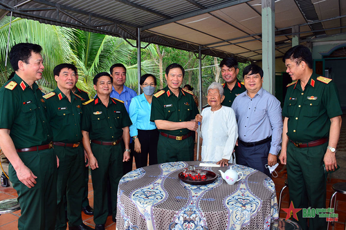 Thượng tướng Nguyễn Tân Cương thăm, tặng quà gia đình chính sách tại huyện Dầu Tiếng, Bình Dương