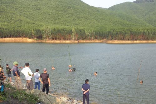 Nghệ An: Rủ nhau tắm đập, 4 nữ sinh đuối nước thương tâm