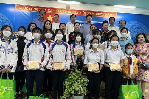 Kon Tum: Trao tặng học bổng Vừ A Dính nâng bước học sinh khó khăn đến trường