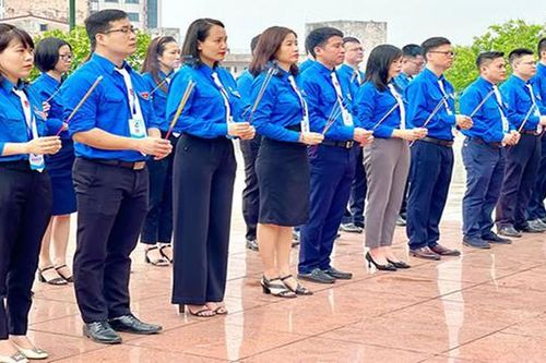 Đại biểu Đoàn Khối các cơ quan tỉnh Thái Nguyên dâng hương tưởng niệm các Anh hùng liệt sĩ