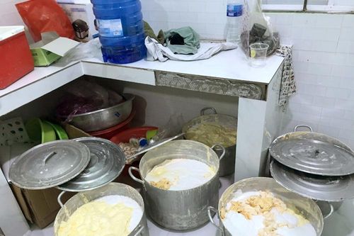 Trộn kem tẩy trắng da như… trộn hồ