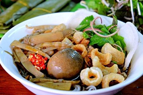 Món bún thối 'gây nghiện', ăn với nước dùng 'bốc mùi' thum thủm ở Gia Lai
