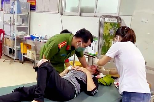 Đại tá Đinh Văn Nơi trao thưởng đột xuất cho 4 cán bộ cứu người bị nạn