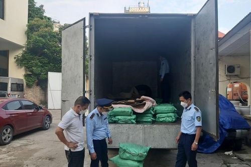 Lạng Sơn: Tiêu hủy 2,5 tấn chân gà rút xương đã bốc mùi hôi thối