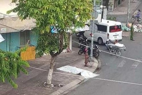 TPHCM: Điều tra người đàn ông tử vong trên vỉa hè, người có vết thương
