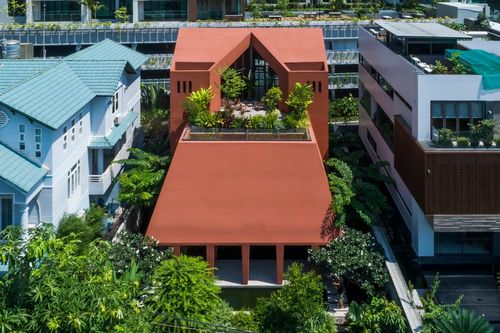 Ngôi nhà lấy ý tưởng từ đình làng, đỏ nổi bật giữa vườn cây ở TPHCM