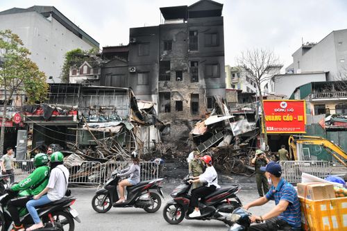 Dãy nhà mặt phố cháy rụi sau nhiều giờ hỏa hoạn