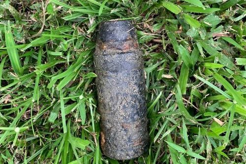 Phát hiện quả đạn 105 mm bên bờ sông Hương