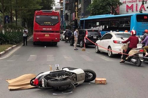 Hà Nội: Ô tô 45 chỗ va chạm xe SH, một phụ nữ thiệt mạng