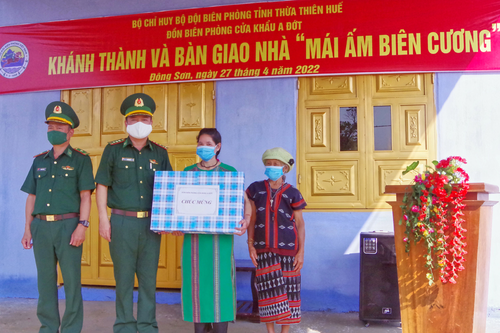 Bàn giao nhà 'Mái ấm biên cương' cho hộ nghèo biên giới A Lưới
