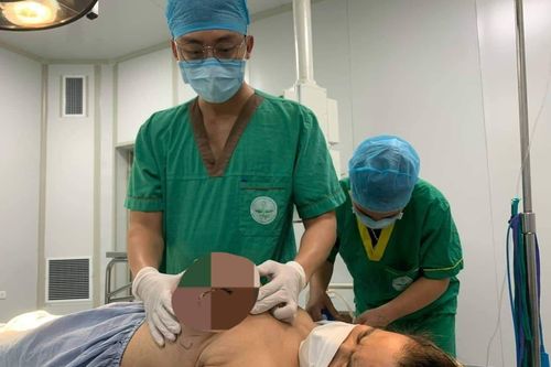 Đắp thuốc nam chữa u vú, người phụ nữ bị biến chứng lở loét