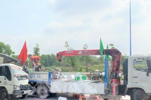 Xe tải chở hàng lao vào xe sơn đường làm 5 người thương vong