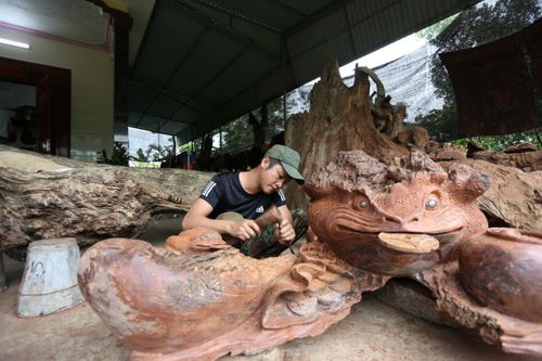 Chàng trai 'biến' rễ cây, thân gỗ tưởng chừng bỏ đi thành tượng điêu khắc nghệ thuật