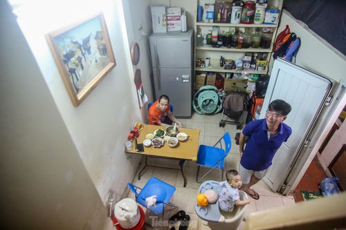 Cảnh chật chội, ẩm thấp bên trong những biệt thự cũ trên 'đất vàng' Hà Nội