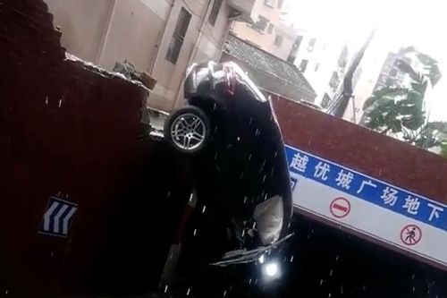 Nữ tài xế lái Porsche luống cuống đâm sập tường bãi đỗ