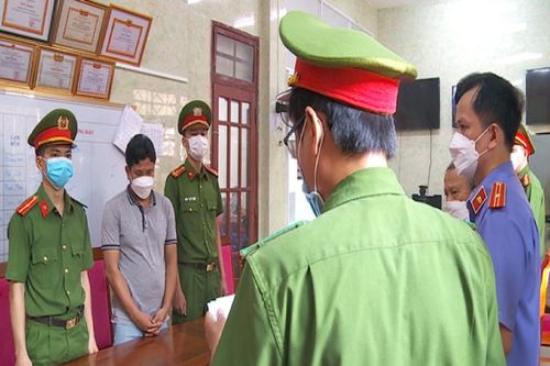 Bắt tạm giam tài xế lái ôtô lao vào tiệm bánh mì ở Đà Nẵng