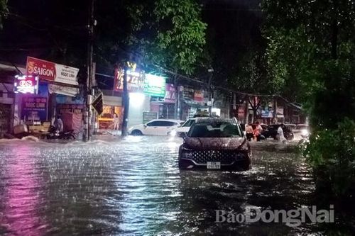 Mưa lớn trong đêm, nhiều tuyến đường ngập nặng