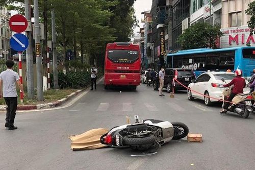 Người phụ nữ đi SH tử vong sau va chạm xe khách: Clip 13s cuối khiến ai chứng kiến cũng tột cùng sợ hãi