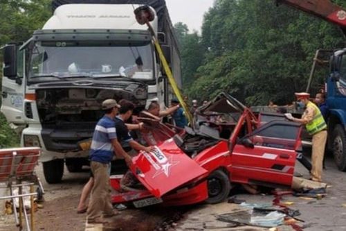 Gia đình 4 người gặp nạn trên đường du lịch