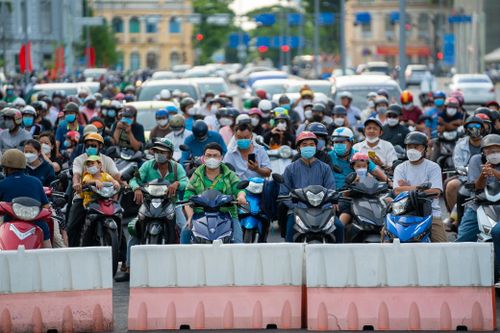 Hàng trăm người chờ được lưu thông qua cầu Thủ Thiêm 2