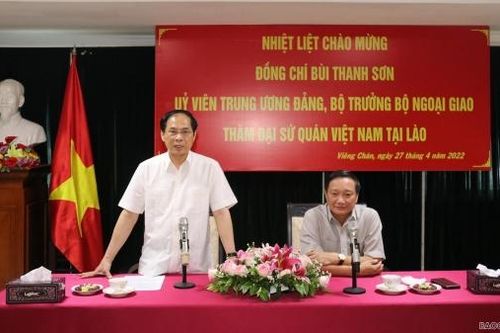 Bộ trưởng Bùi Thanh Sơn thăm và gặp gỡ cán bộ nhân viên Đại sứ quán Việt Nam tại Lào