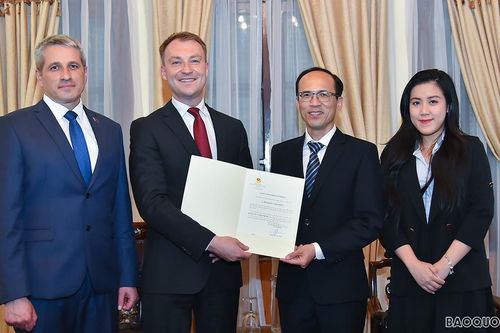 Trao Giấy chấp nhận Lãnh sự cho Tổng lãnh sự Belarus tại TP. Hồ Chí Minh