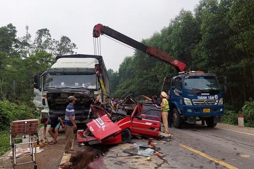 4 người trong một gia đình gặp nạn trên đường đi du lịch