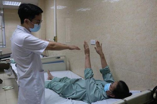 Chỉ tê hai chân, người phụ nữ Nam Định 'bỗng chốc' vừa mù vừa liệt vì căn bệnh nguy hiểm