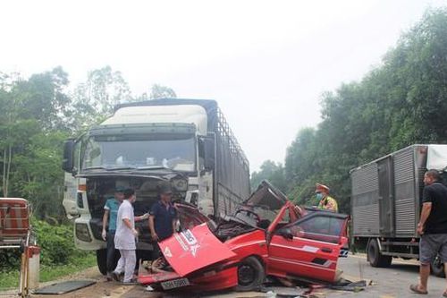 Ô tô con mất lái đâm xe tải, gia đình 4 người thương vong