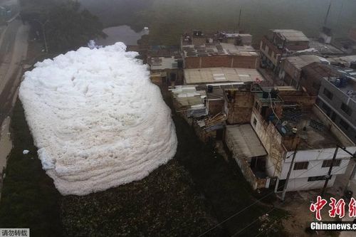 Một 'núi bọt' khổng lồ xuất hiện ở dòng sông Colombia