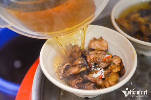 Quán bún chả trong ngõ phố cổ chưa tới 1m: Nướng thịt mỏi tay, 4 giờ hết veo 500 suất