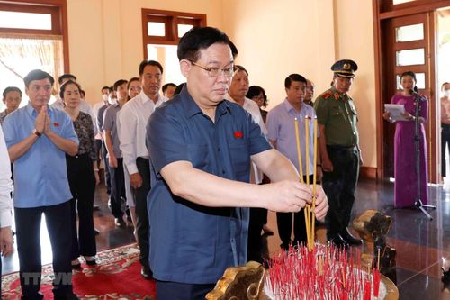 Dâng hương tưởng niệm Chủ tịch HĐBT Phạm Hùng và Thủ tướng Võ Văn Kiệt