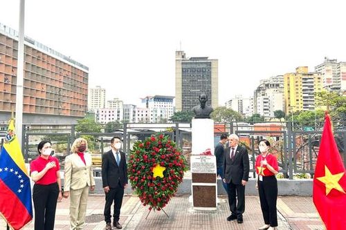 Đoàn đại biểu Hội LHPN Việt Nam dâng hoa tại Tượng đài Chủ tịch Hồ Chí Minh ở thủ đô Caracas, Venezuela