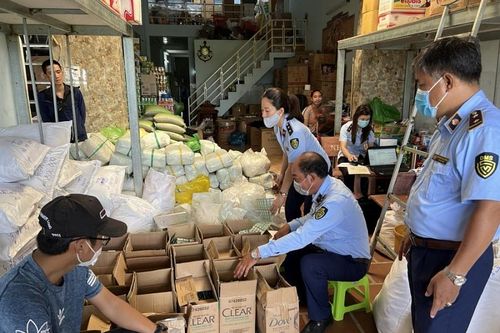 Cà Mau phát hiện hàng nghìn sản phẩm dầu gội có dấu hiệu giả mạo nhãn hiệu