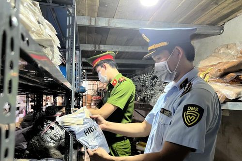 Thu giữ hàng chục nghìn sản phẩm bán livestream nghi giả mạo tại Thanh Hóa