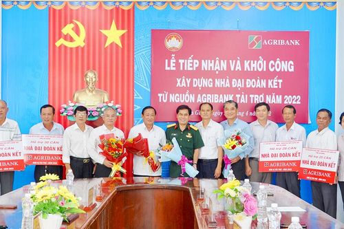 UBMTTQVN tỉnh An Giang tiếp nhận 100 căn nhà Đại đoàn kết do Agribank An Giang tài trợ thông qua Đoàn Đại biểu Quốc hội tỉnh