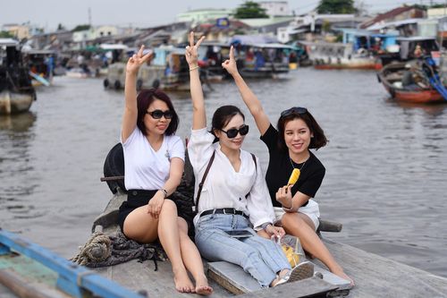 Hướng dẫn viên du lịch đắt tour dịp lễ