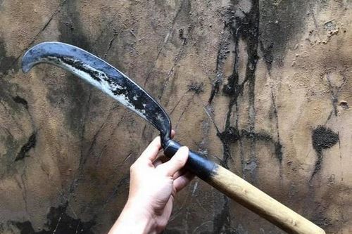Hai cha con vác rựa chém người sau va chạm giao thông