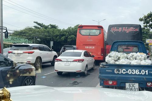Hàng trăm ôtô chạy nhiều giờ chưa ra khỏi Tiền Giang