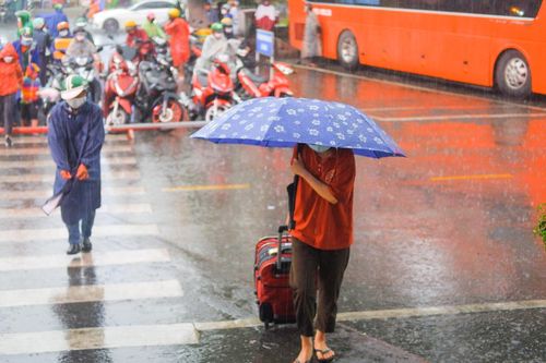 Mưa lớn, nhiều hành khách ở TP.HCM trễ xe đi nghỉ lễ