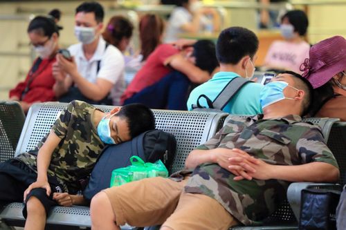 Người dân vạ vật nhiều giờ chờ xe về quê nghỉ lễ 30/4
