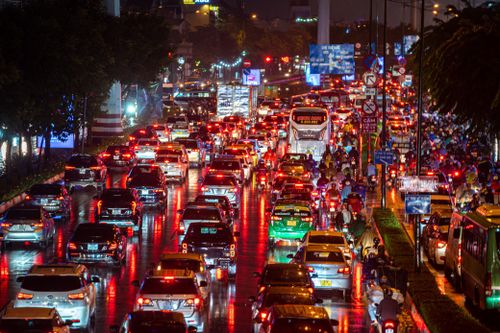 Mưa kéo dài, giao thông quanh bến xe Miền Đông ùn tắc nhiều giờ