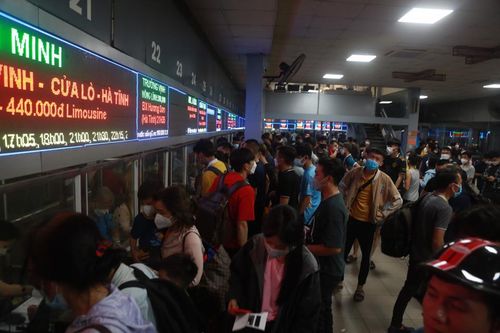 Bến xe Nước Ngầm đông nghịt hành khách đến nửa đêm